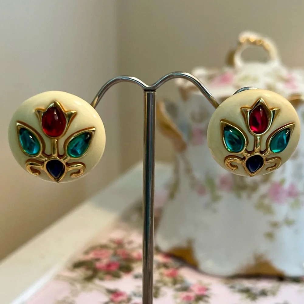VINTAGE TRIFARI SIGNED MULTICOLOR GRIPOIX STYLE GLASS CABOCHON CLIP-ON EARRINGS - Picture 4 of 11